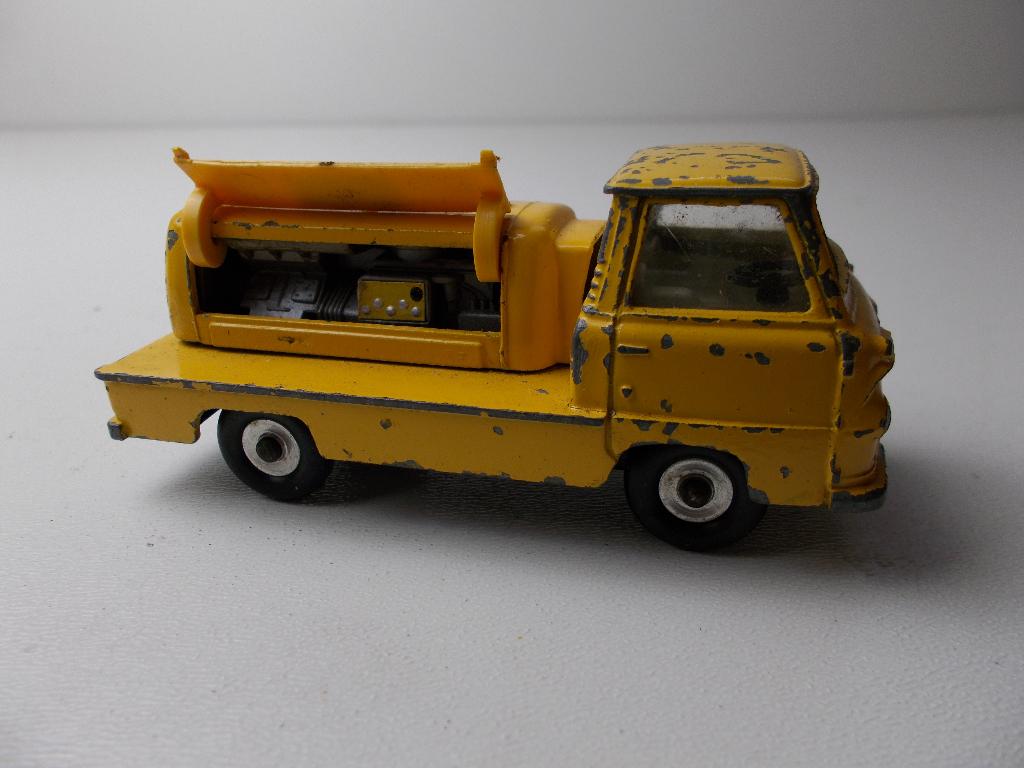 1964 Dinky Toys 436 ATLAS COPCO COMPRESSOR LORRY., Ophalen of Verzenden, Gebruikt, Bus of Vrachtwagen, Dinky Toys