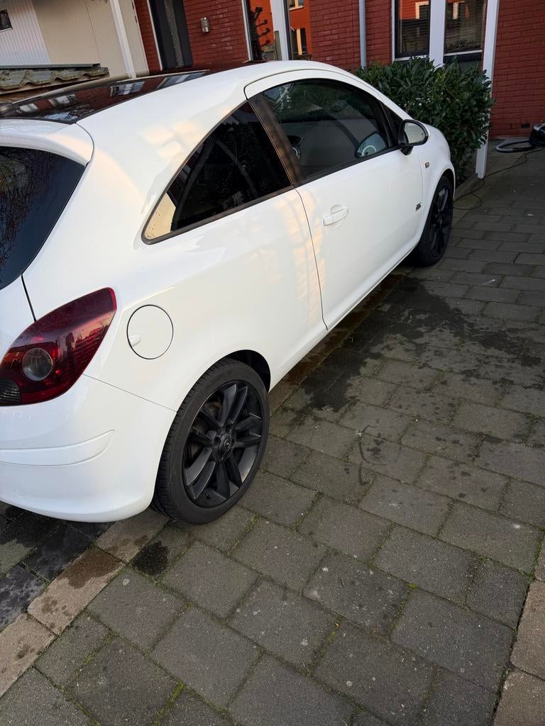 Opel Corsa 1.4 64KW 3D 2011 Wit, Auto's, Voorwielaandrijving, 40 €/maand, 1398 cc, Wit