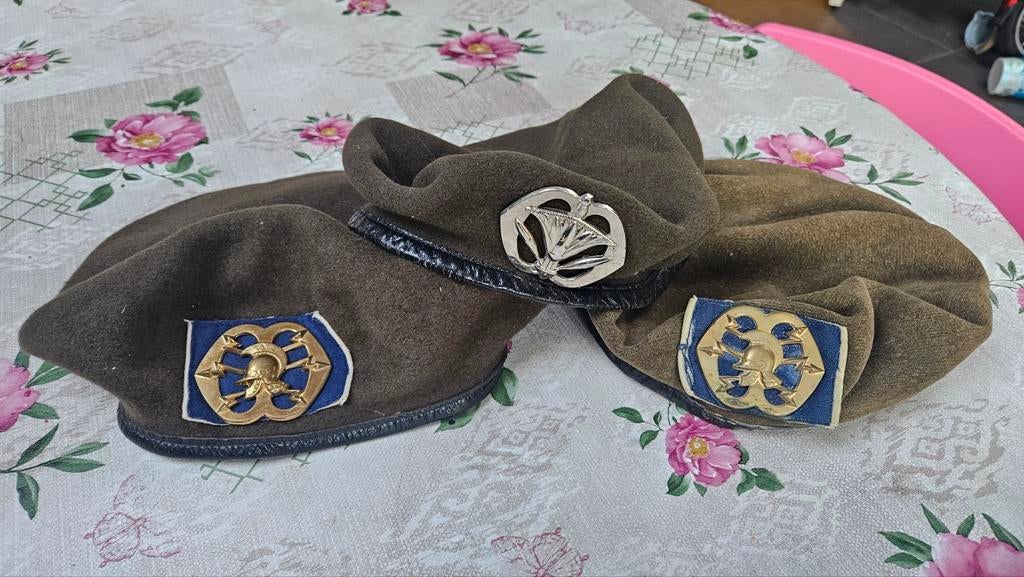 Baretten verbindingsdienst en administratie, Ophalen of Verzenden, Landmacht, Nederland, Embleem of Badge