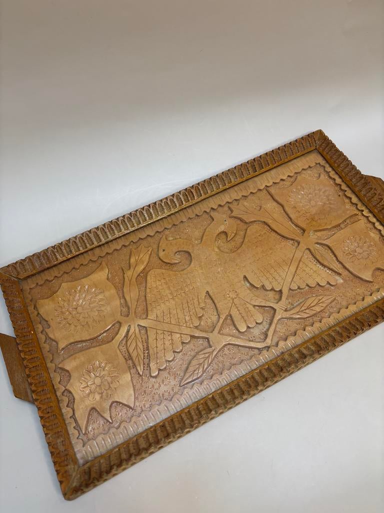 Houten dienblad met Fries houtsnijwerk en glasplaat, Ophalen of Verzenden, Zo goed als nieuw, Rechthoekig, Hout