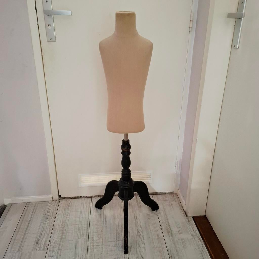 Vintage kinder pas-/etalagepop op houten standaard, Ophalen, Gebruikt