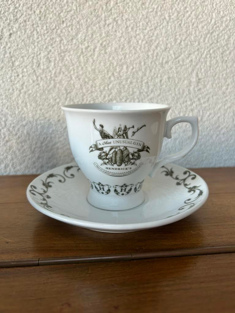 Hendrick's Gin Kopje en Schaaltje - Uniek Servies, Keramiek, Ophalen of Verzenden, Zo goed als nieuw, Overige stijlen
