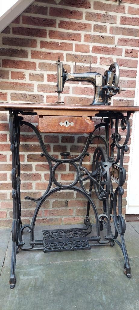 Antieke trapnaaimachine Opel type B - 1897, Ophalen