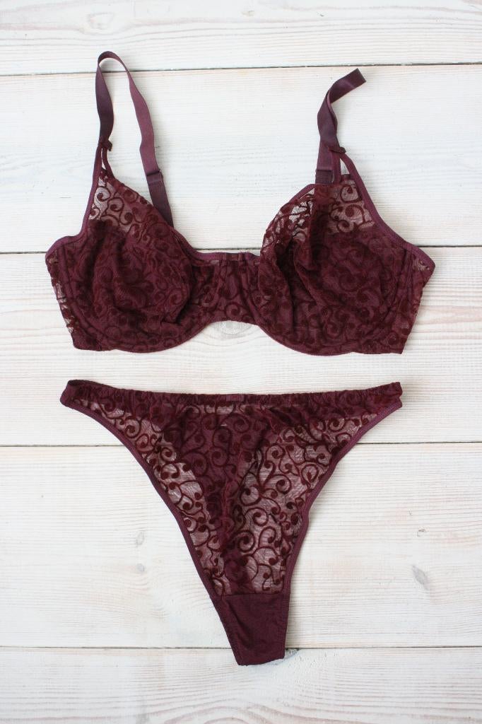 Donkerrode BH 80D & string maat L van Triumph, Velvet dream, Triumph, Verzenden, Rood, Setje