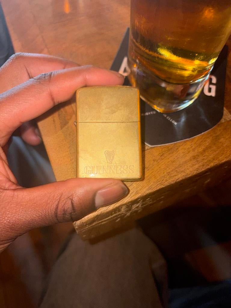 Zippo aansteker jaren '90 - Limited Guinness editie, Verzamelen, Ophalen of Verzenden, Gebruikt, Aansteker