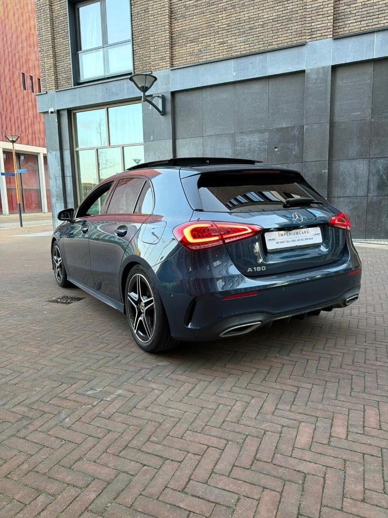 Mercedes A180 AMG 2020 Pano CarPlay Camera, Auto's, 136 pk, 4 cilinders, Blauw, Origineel Nederlands