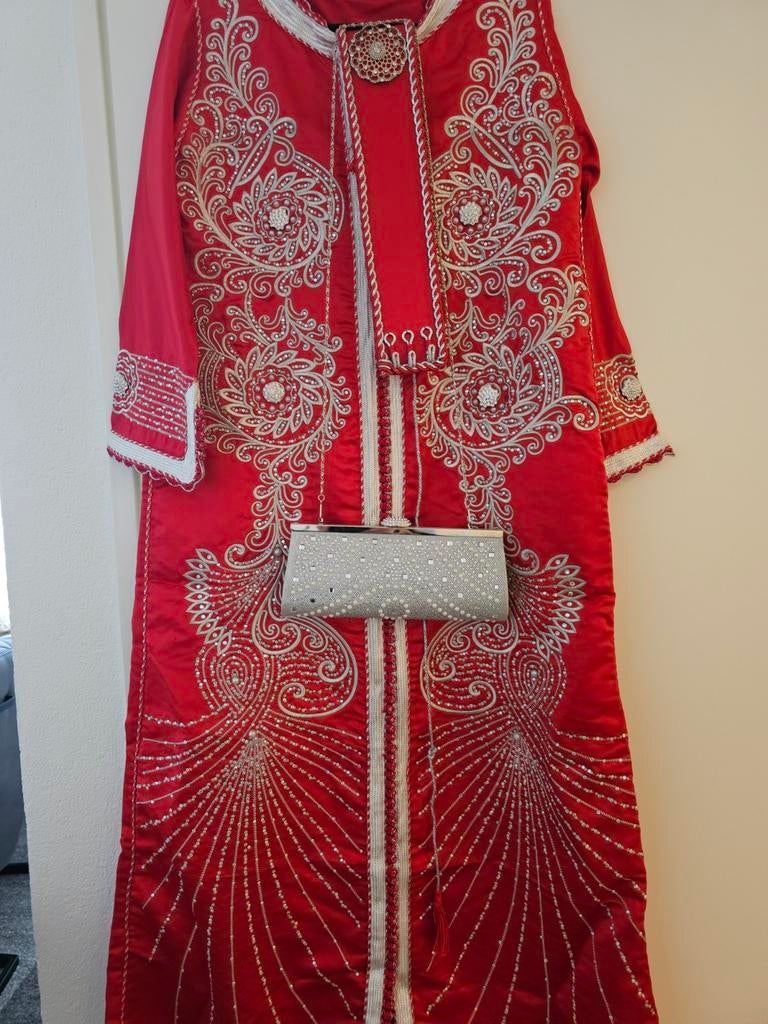 Prachtige rode Marokkaanse Kaftan met zilveren borduursels, Galajurk, Maat 42/44 (L), Nieuw, Ophalen of Verzenden