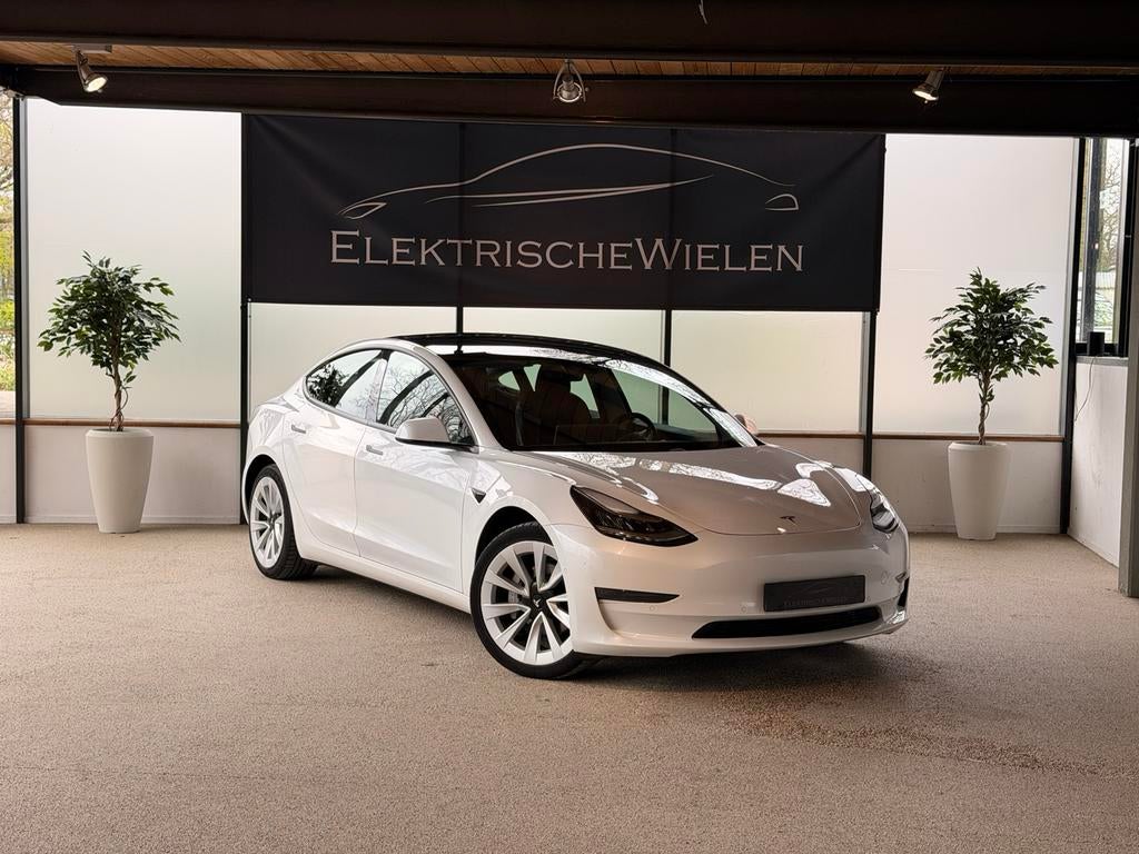 Tesla Model 3 Long Range / 1eEIG FACELIFT WARMTEPOMP 90% SOH, Auto's, Tesla, Automaat, Zwart, Wit, 351 pk