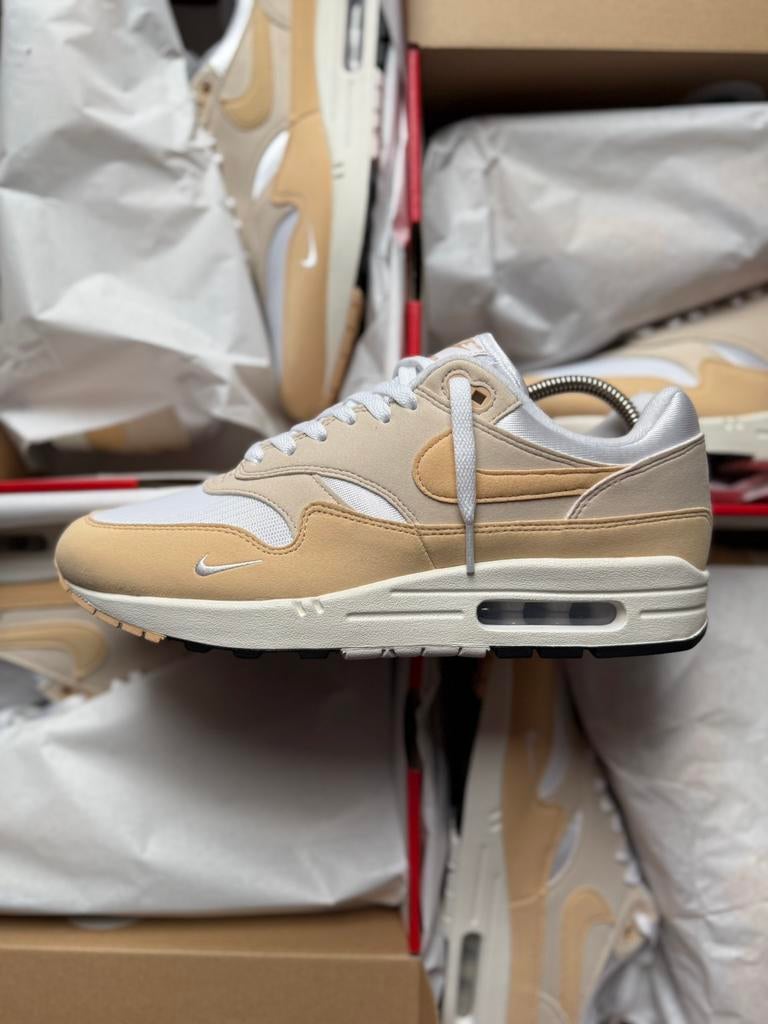 Nike Air Max 1 Light Orewood maat 37,5 / 42 / 44 Nieuw, Kleding | Heren, Schoenen, Overige kleuren, Nieuw, Ophalen of Verzenden
