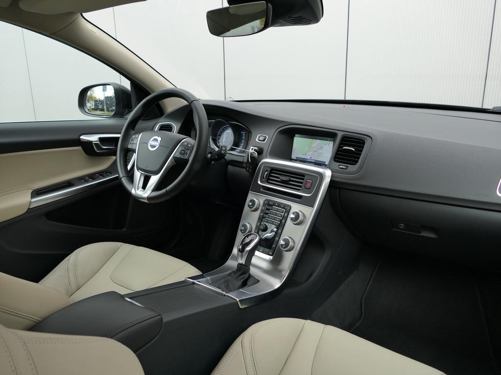 Volvo V60 T2 AUT Momentum Trekhaak / Xenon / Navi / Cruise c, 4 cilinders, Onderhoudsboekje, 84 €/maand, 750 kg