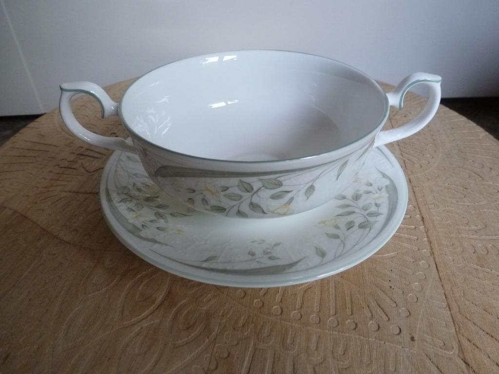 Soepkop en schotel Hazy Dawn Royal Albert, Ophalen of Verzenden, Zo goed als nieuw, Kom(men), Wedgwood
