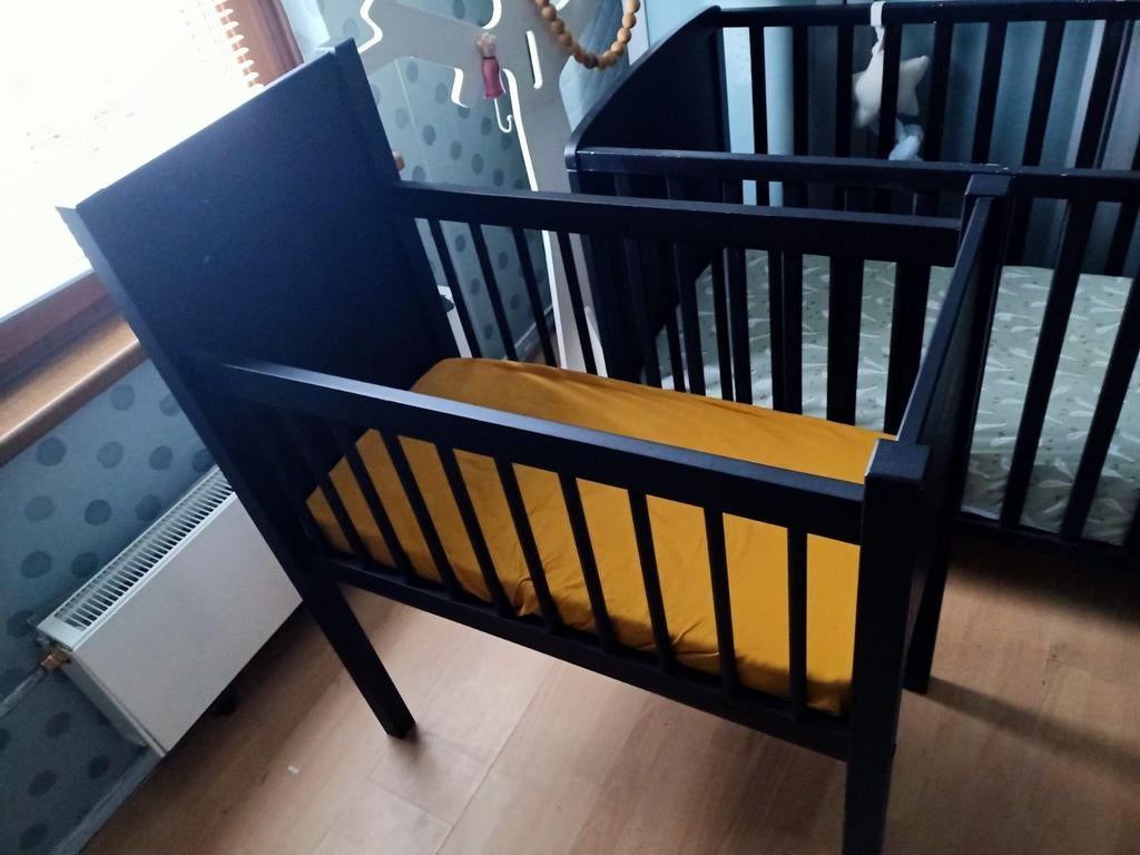 Mooi zwart babywiegje inclusief matrasje, Kinderen en Baby's, Babywiegjes en Ledikanten, Ophalen, Zo goed als nieuw, Wieg