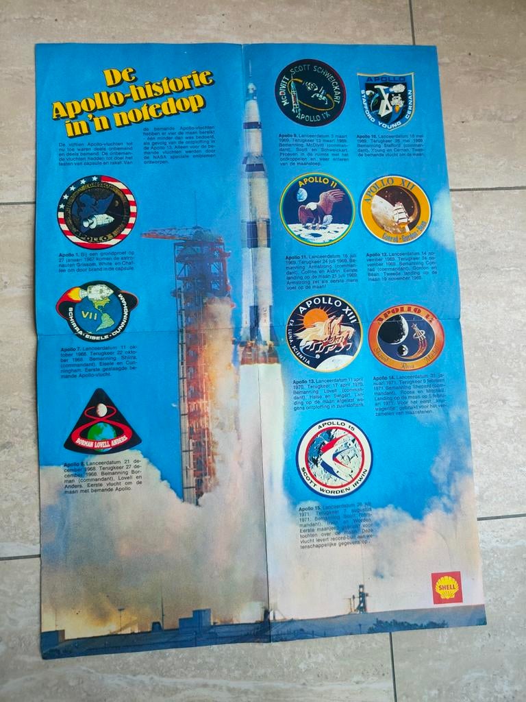 Shell De Apollo-historie in 'n notendop sticker poster., Verzamelen, Ophalen of Verzenden, Zo goed als nieuw