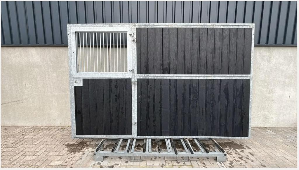 Voorwand met deur links| 3500 x 2200 mm. | B-Keuze, Weidegang, 4 paarden of pony's of meer