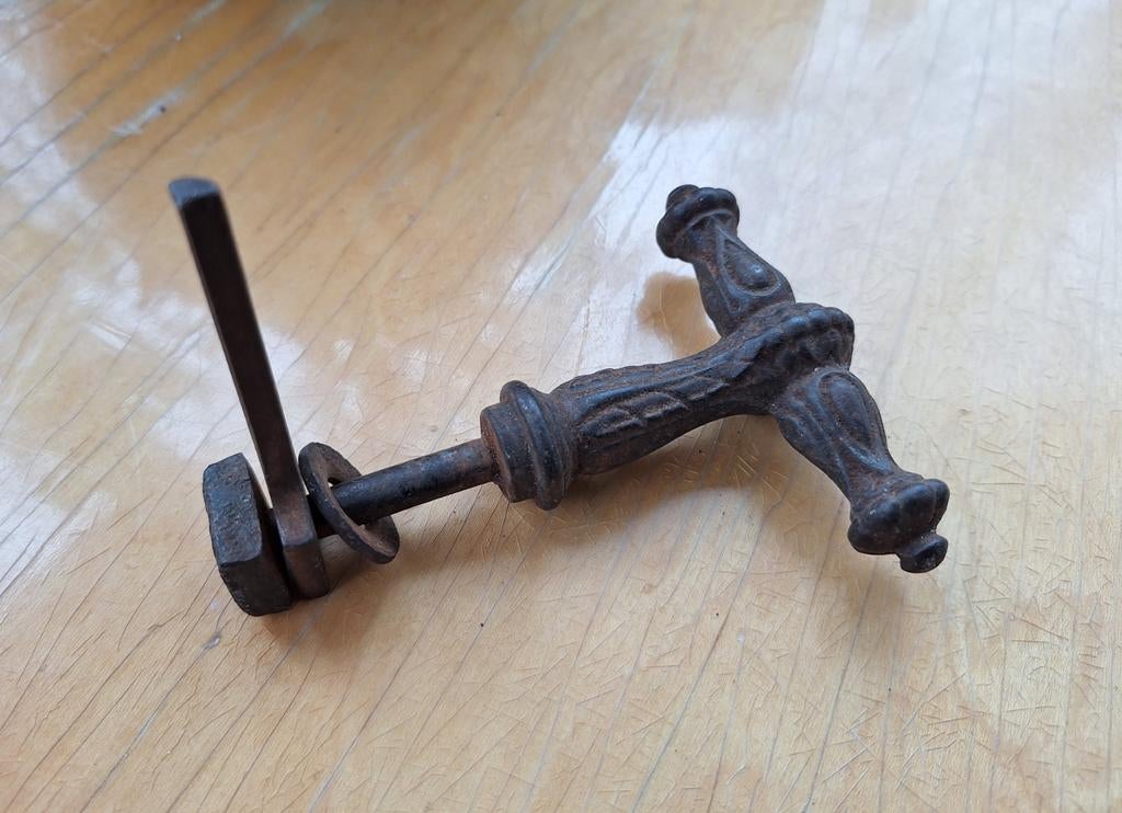 Antieke gietijzeren deurklink/kruk, T-model. Iprst., Ophalen of Verzenden