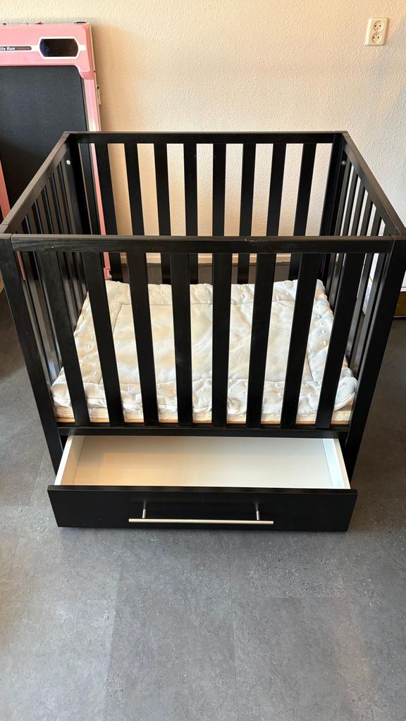 Zwarte box met lade, matrasje en boxkleed, Kinderen en Baby's, Boxen, Ophalen, Gebruikt, Rechthoekig, Lade