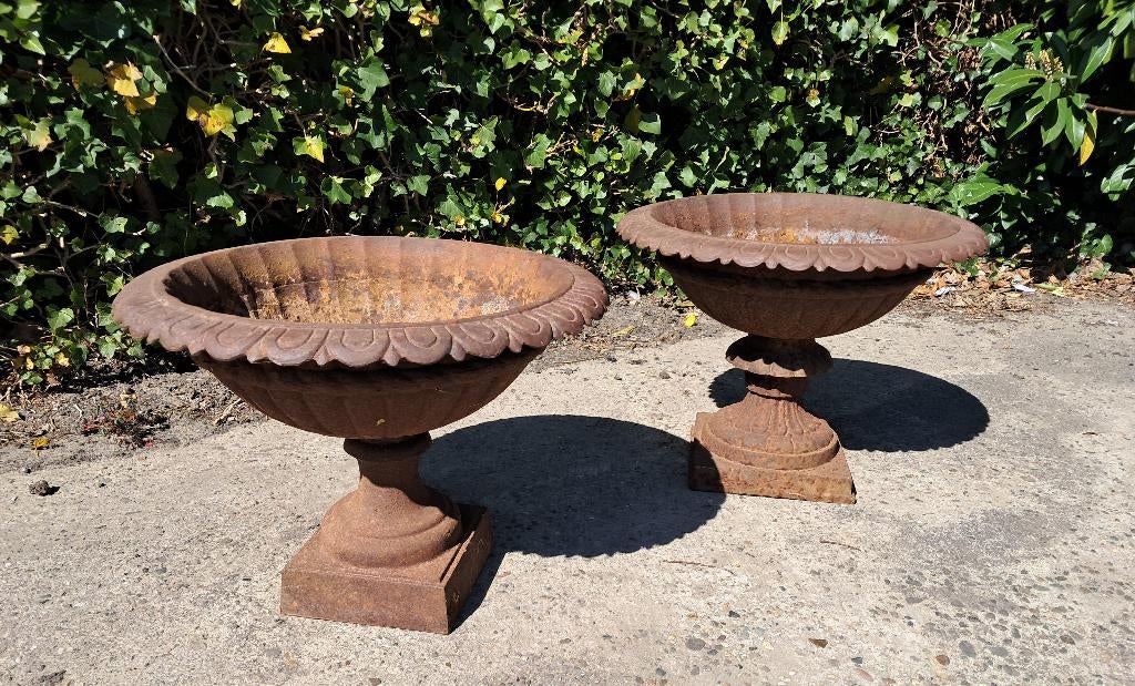 2 Gietijzeren tuinvazen 52 cm doorsnede, Ophalen, Gebruikt