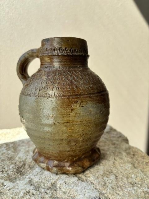 kruikje met kerfsnee versiering, Ophalen of Verzenden