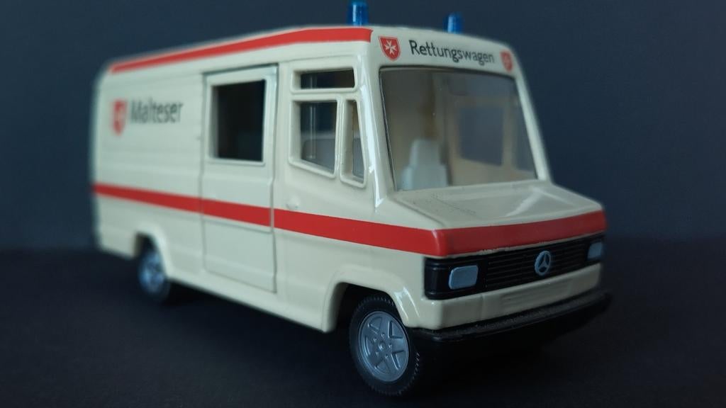 Mercedes Benz 809 d Malteser 1:55 Siku 2015 Werbe Pop, Schlittenbacherstrasse 60 Lüdenscheid Germany, Auto, Verzenden, Nieuw