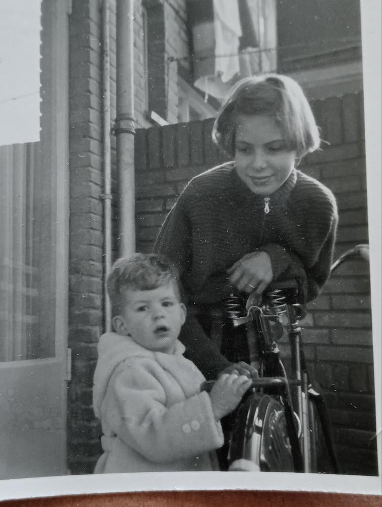 Broer met grote zus jaren 1954, Ophalen of Verzenden, 1940 tot 1960, Gebruikt