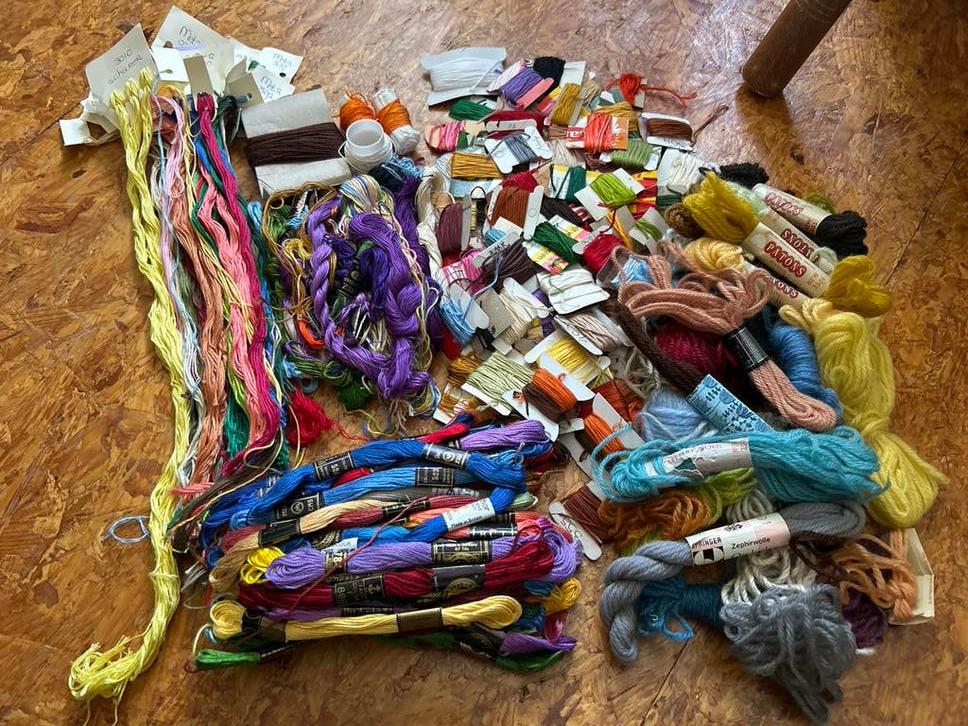 Grote partij borduurgaren en zijde, diverse kleuren, Ophalen of Verzenden, Gebruikt, Handborduren, Borduurgaren of Zijde