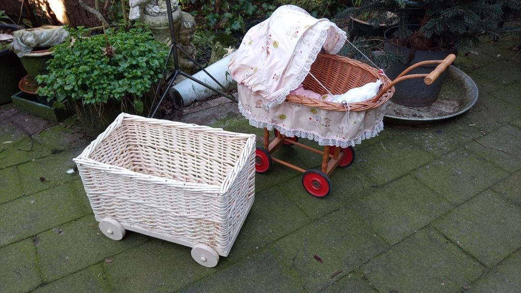 Vintage poppen wagentjes, vintage reborn wagentje rotan wit, Verzamelen, Speelgoed, Gebruikt, Ophalen of Verzenden