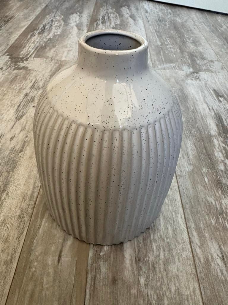 Grijze vaas met ribbels, Ophalen, Gebruikt, Overige kleuren, Aardewerk of Porselein