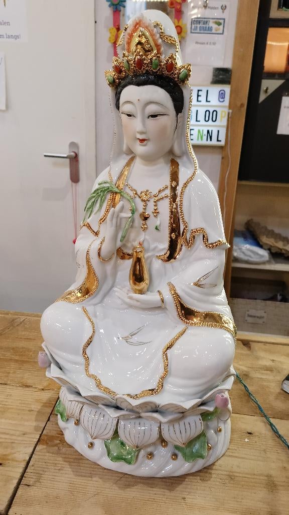Grote Guanyin van porselein – 52 cm – rijk gedecoreerd beeld, Ophalen, Zo goed als nieuw, Beeld(je), Boeddhisme