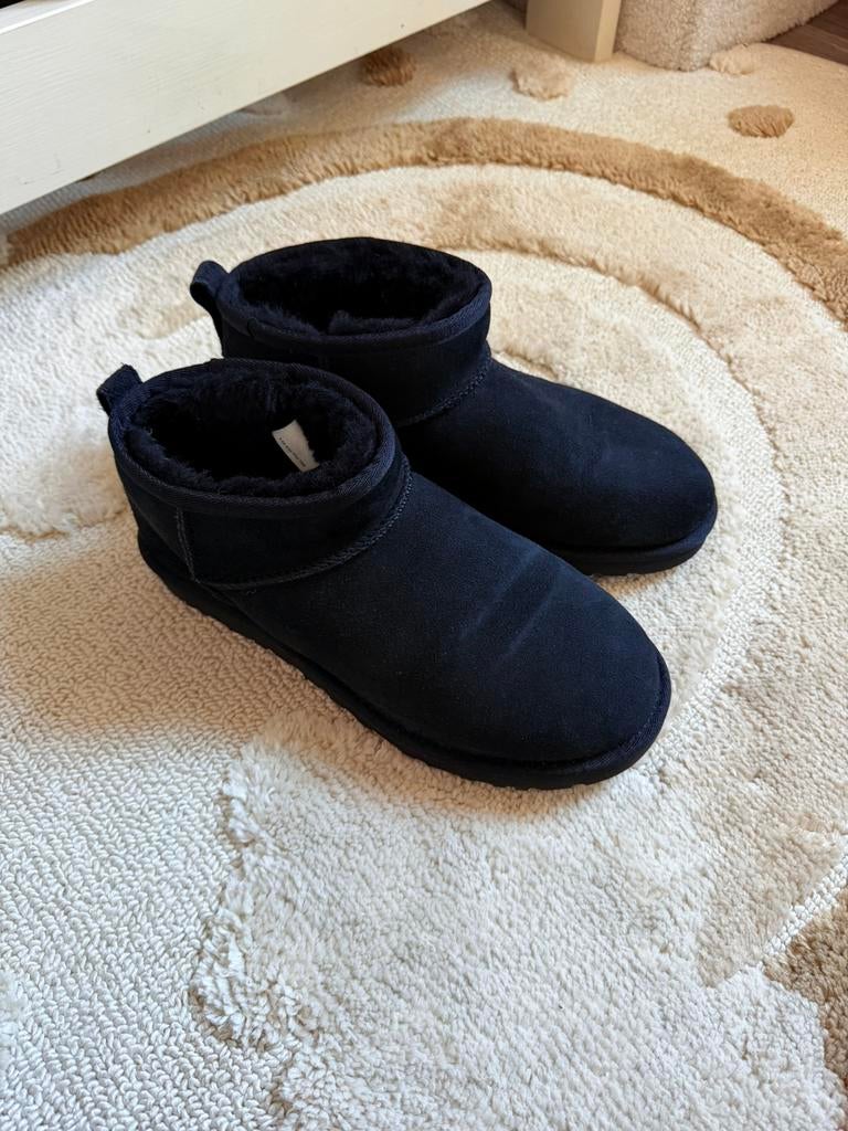 Ugg ultra mini classic, Zwart, Snowboots, Ophalen of Verzenden, Zo goed als nieuw
