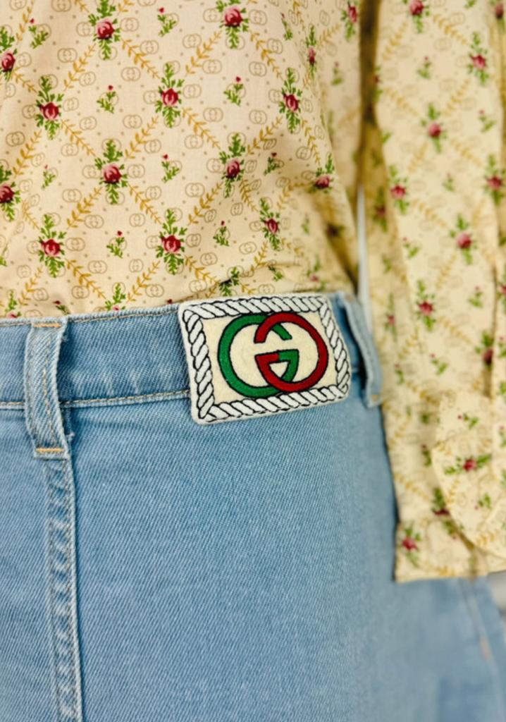 Gucci denim rok mesje met logo patch maat 8, Gucci EU, Customercare@gucci.com, Zo goed als nieuw, Jurk of Rok