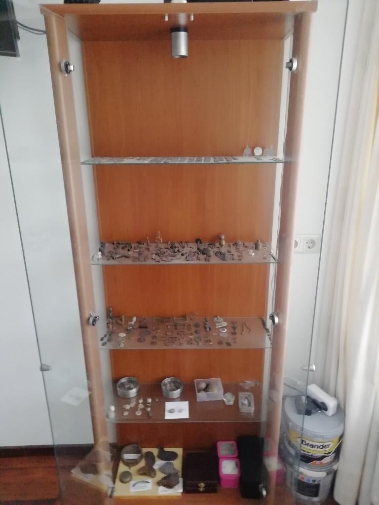 Vitrine kast met heel veel leuke detector vondsten., Ophalen, Gebruikt, Overige merken