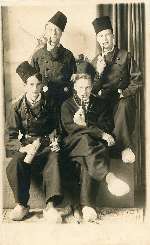 VOLENDAM – Fotokaart 4 mannen in Klederdracht 1950 (VK496), Verzenden, 1940 tot 1960, Ongelopen, Klederdracht