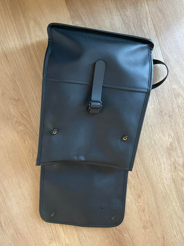 Rains rugtas met enkele gebreken, Sieraden, Tassen en Uiterlijk, Tassen | Rugtassen, Ophalen of Verzenden, Gebruikt, Overige merken