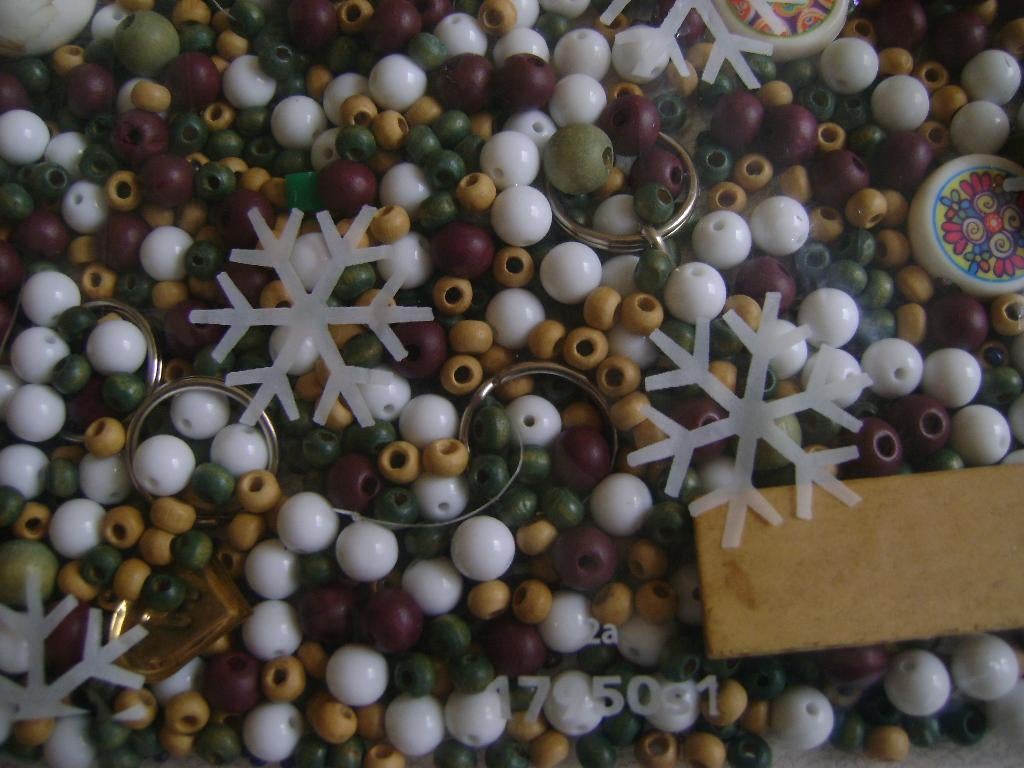 bruin witte kralen en zakje versieringen met steentjes enz, Ophalen of Verzenden, Nieuw, Kraal