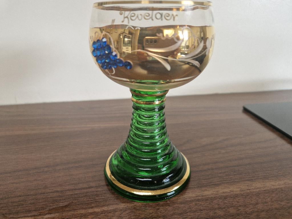 mooi wijnglas op groen pootje uit Kevelaer, Ophalen of Verzenden, Zo goed als nieuw, Overige typen