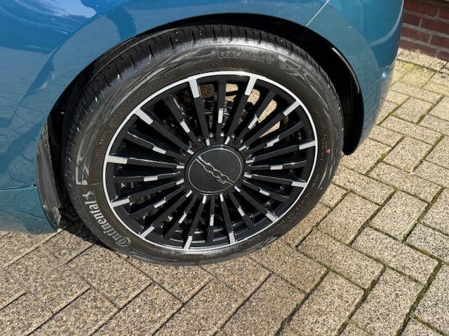 Fiat 500 e La Prima 42 kWh *pano *carplay *keyless *camera, Gebruikt, 118 pk, 4 stoelen, Leder