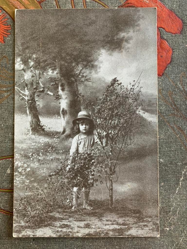 Kindje in bos met berkentakken (NN), Ophalen of Verzenden, Voor 1920, Gelopen, Kinderen