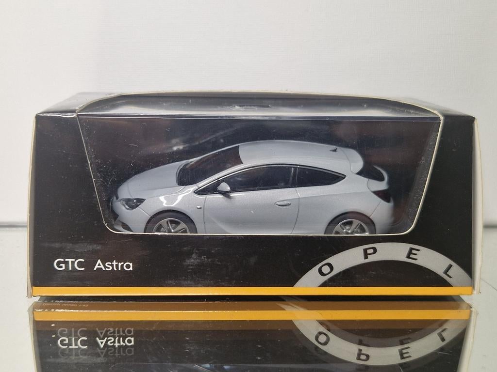 Motorart Opel Astra GTC 1:43, Ophalen of Verzenden, Zo goed als nieuw, Auto