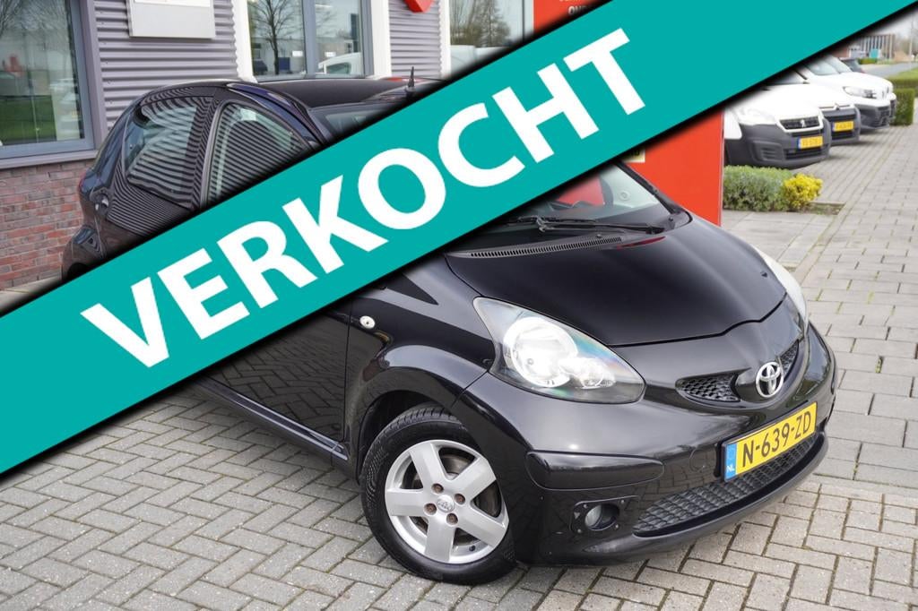 Toyota Aygo 1.0-12V + / Bluetooth / Navi / Airco, Stof, Gebruikt, Zwart, 4 stoelen