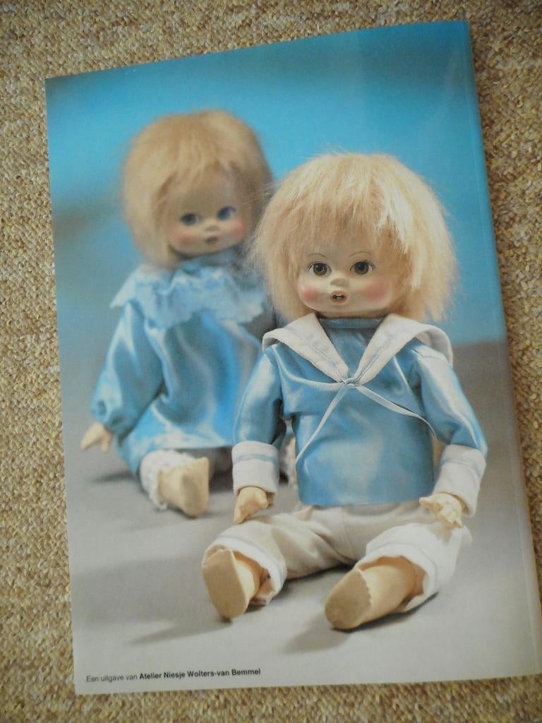 Boek poppen maken en poppenkleertjes naaien, Boeken, Ophalen of Verzenden, Nieuw, Poppen maken