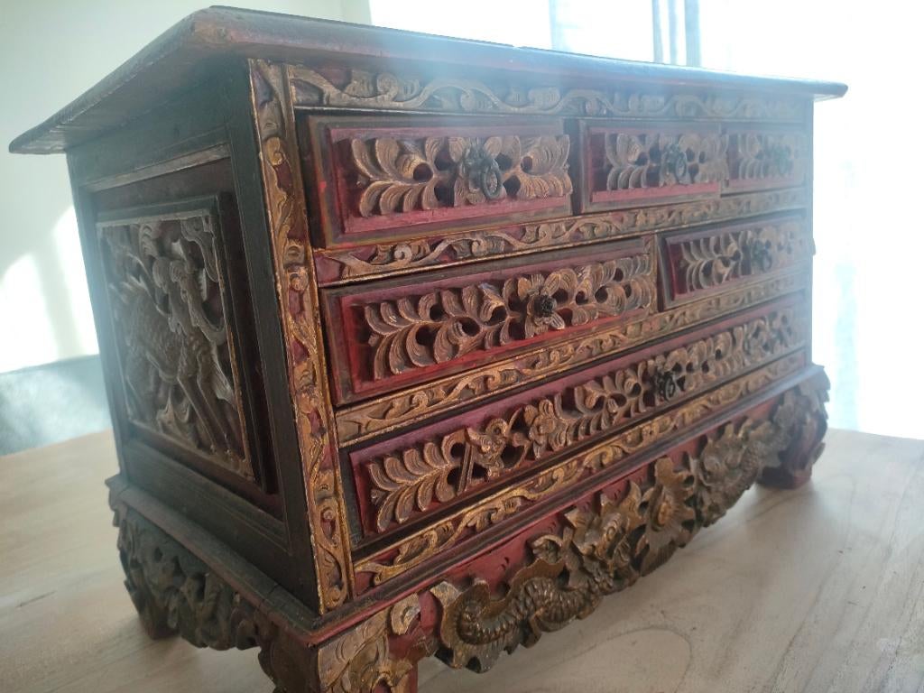 Indonesische peranakan ladekastje, Ophalen