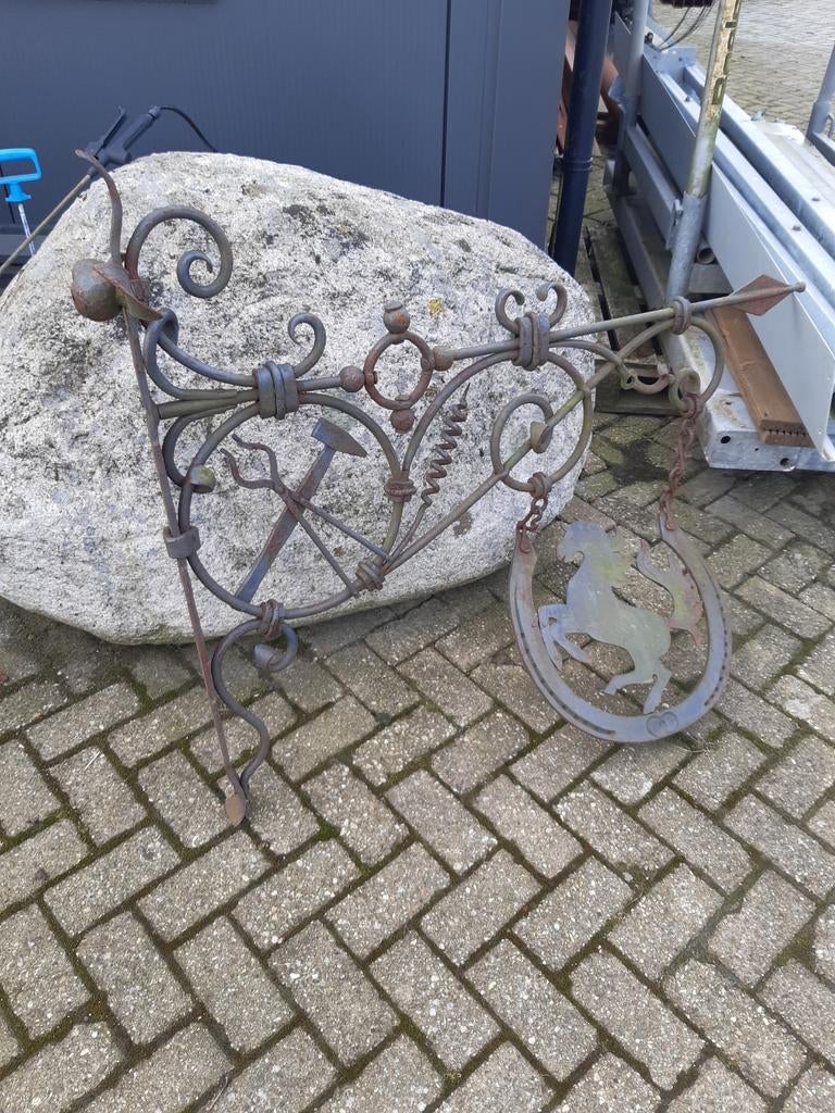 Kunstwerk uithangbord met paard en hoefijzer, Antiek en Kunst, Verzenden