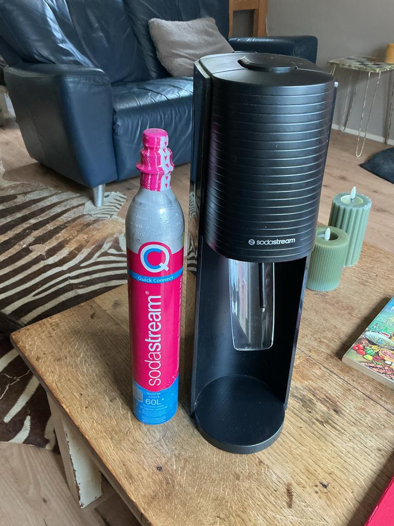 Sodastream apparaat met twee CO2 cilinders, Ophalen of Verzenden, Gebruikt