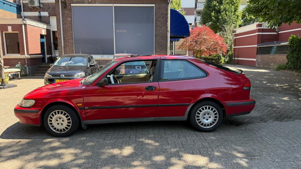 Saab 9-3 2.0 I Coupe AUT 1998 Rood, 65 €/maand, Beige, 4 cilinders, 700 kg