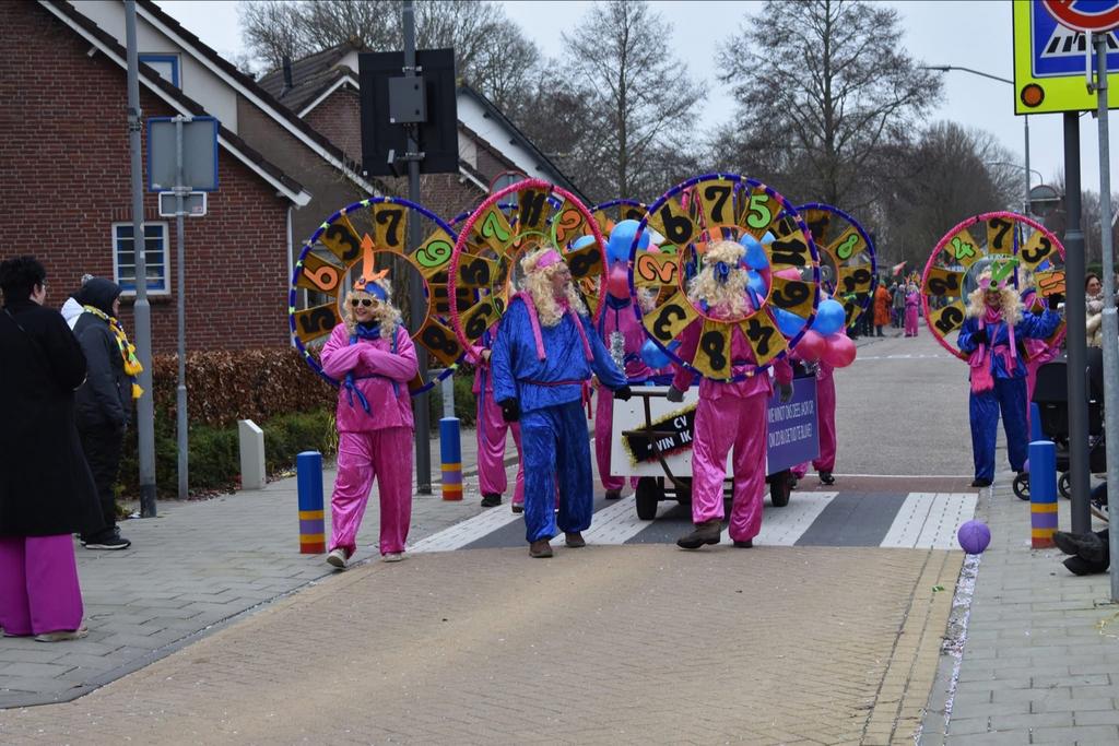 Kleurrijke Loopgroep Carnaval: Wie windt ons op?, Carnaval, Maat 42/44 (L), Ophalen of Verzenden, Kleding