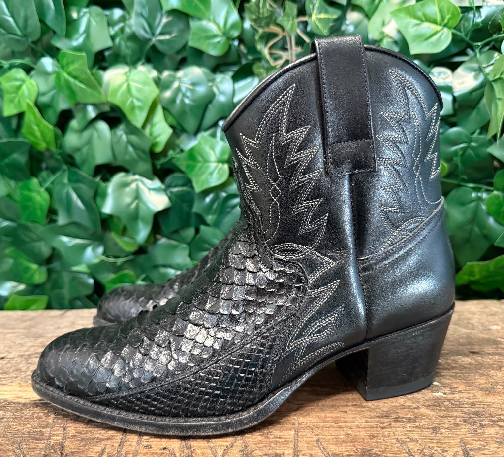 bijna Nieuwe prachtige python laarzen van Sendra maat 40, Kleding | Dames, Schoenen, Sendra, Zwart, Lage of Enkellaarzen, Ophalen of Verzenden
