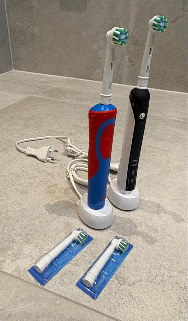 2x Elektrische Oral B Tandenborstel Braun, Witgoed en Apparatuur, Persoonlijke-verzorgingsapparatuur, Zo goed als nieuw, Mondverzorging