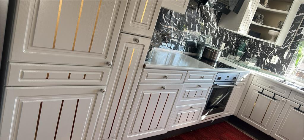 Moderne witte hoekkeuken mett blad en apparaten, Wit, Hoekkeuken, Graniet of Steen, Ophalen of Verzenden