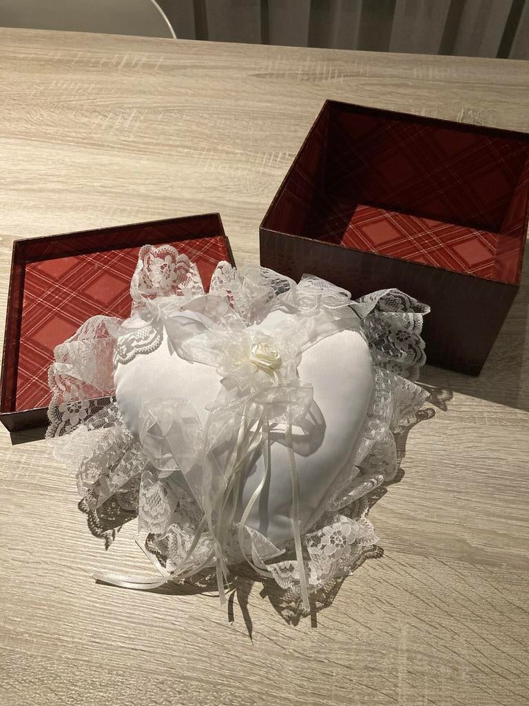 Ringkussen met bordeauxrode doos, Ophalen of Verzenden, Zo goed als nieuw, Wit, Accessoires