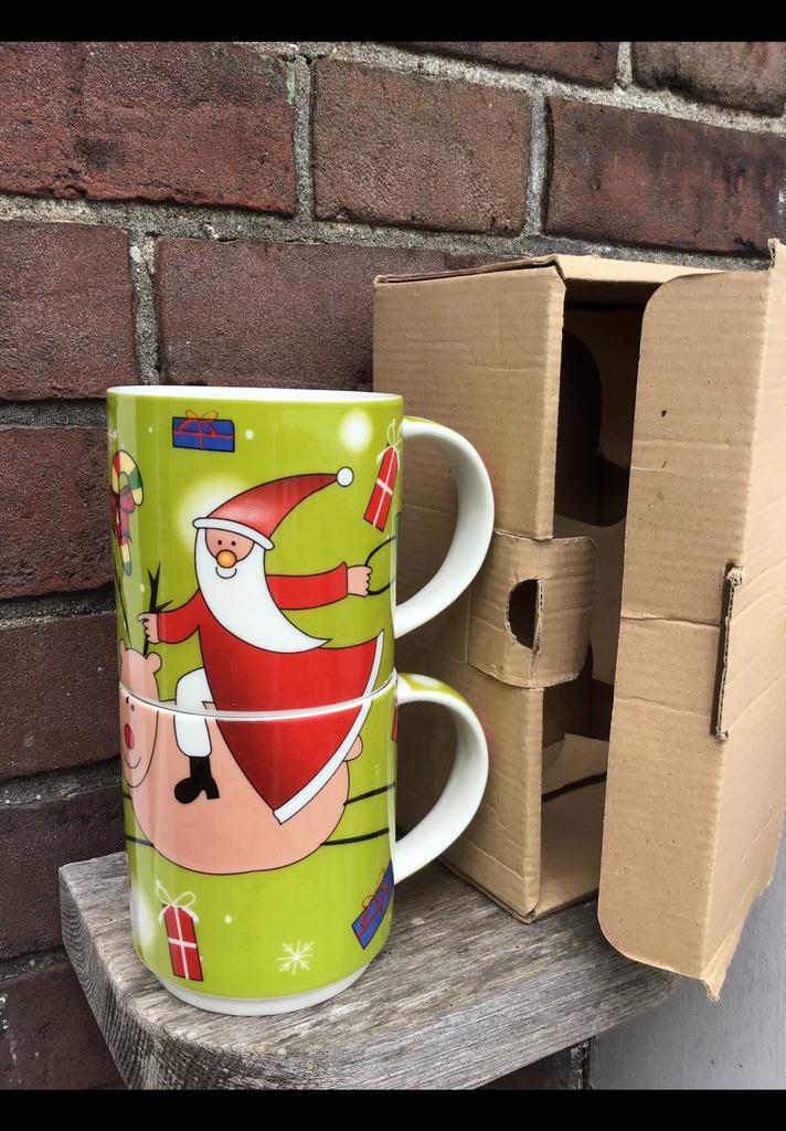 2 Mokken met kerstman er op. Doorlopend patroon. Nieuw, doos, Diversen, Kerst, Ophalen of Verzenden